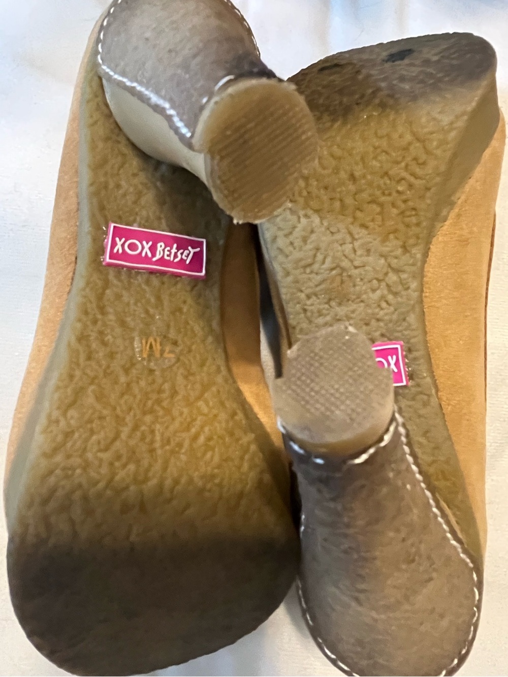 Betsey Johnson XOX Betseyuille Leather & Suede Platform Pumps with Gold Buckl - Picture 7 of 11